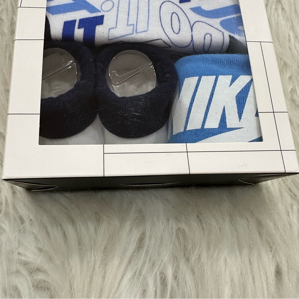 Baby Nike Gift Set - Picture 3 of 6